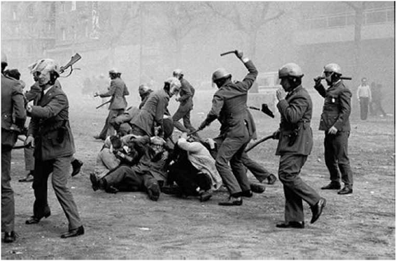 fotografia d'una carga policial